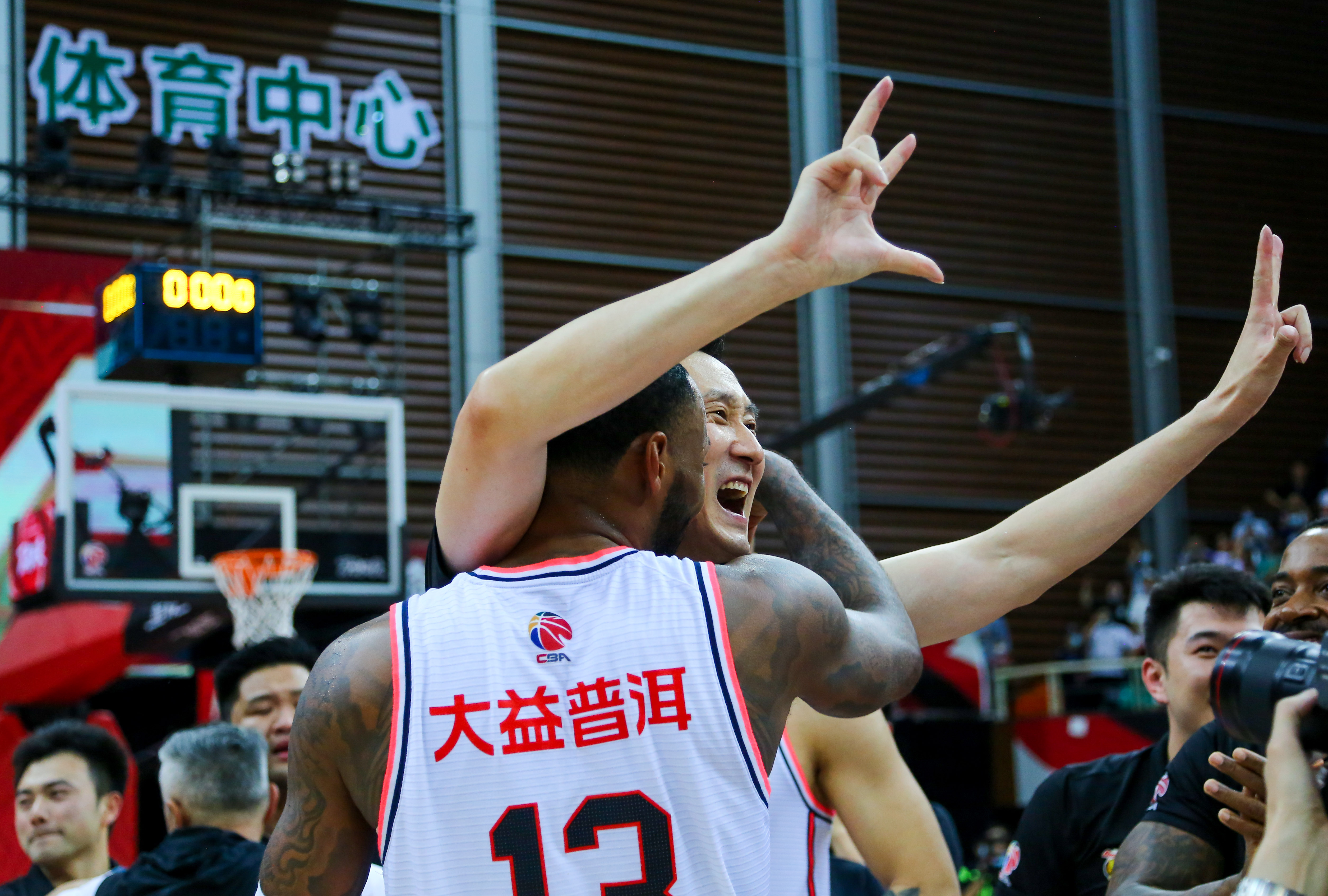 拜仁慕尼黑关键时刻回应争议；志在CBA常规赛名次提升；信心回归；年轻球员得到机会的简单介绍